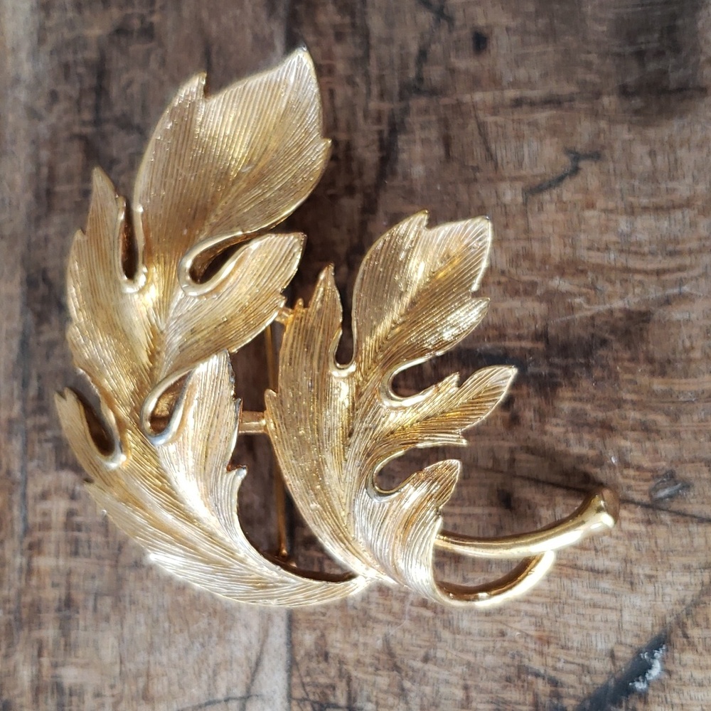 Vintage Signed M Jent Gold toned Oak Leaf Brooch Textured Large 2"